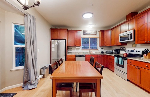 Rio Nido House | Dog-friendly cabin beneath towering redwoods with an enclosed yard - near river