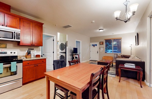 Rio Nido House | Dog-friendly cabin beneath towering redwoods with an enclosed yard - near river