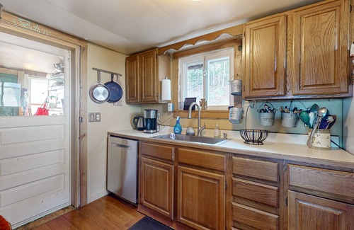 Fair Haven Cabin | Dog-friendly cabin on the water with a sunroom, firepit, & full kitchen