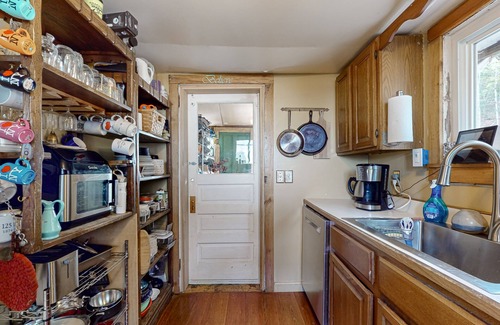Fair Haven Cabin | Dog-friendly cabin on the water with a sunroom, firepit, & full kitchen
