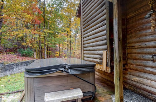 Clarkesville Cabin | Dog-friendly cabin w/ soaring ceilings, an updated kitchen, & a private hot tub