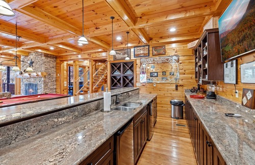 Caton Cabin | Dog-Friendly Cabin "Mountain Mansion" - Private Waterfall between Pigeon Forge and Gatlinburg