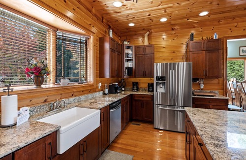 Caton Cabin | Dog-Friendly Cabin "Mountain Mansion" - Private Waterfall between Pigeon Forge and Gatlinburg