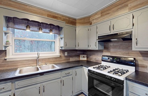 Bloomington Cabin | Dog-friendly cabin with direct access to public game lands, full kitchen, & W/D