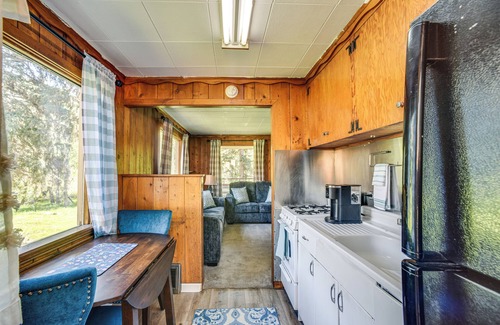 Cascade Cabin | Dog Friendly: Cabin w/Yard & Mtn Views in Cascade