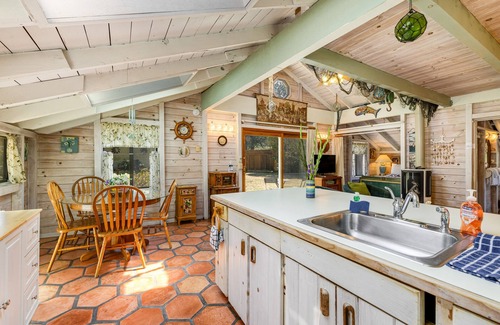Inglenook Cabin | Dog-friendly cabin with park & beach access - fireplace & firepit