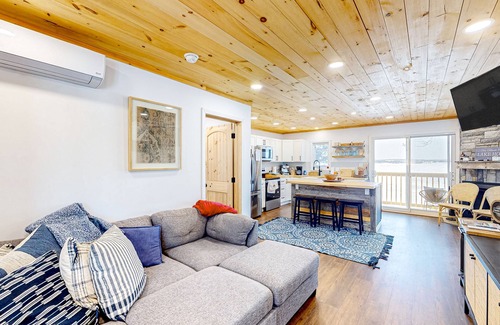 Saint David House | Dog-friendly cabin with amazing lakefront views, fireplace, BBQ, & W/D