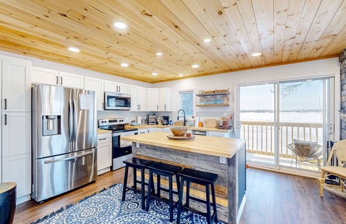 Saint David House | Dog-friendly cabin with amazing lakefront views, fireplace, BBQ, & W/D