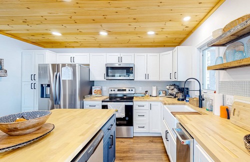 Saint David House | Dog-friendly cabin with amazing lakefront views, fireplace, BBQ, & W/D
