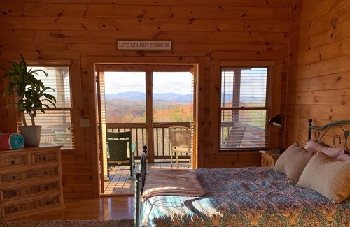 Morganton Cabin | ♦︎Dog friendly cabin with hot tub and gorgeous view of the Blue Ridge Mountains