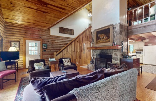 Cashiers Cabin | Dog-friendly cabin with mountain views, wood-burning fireplace, and WiFi