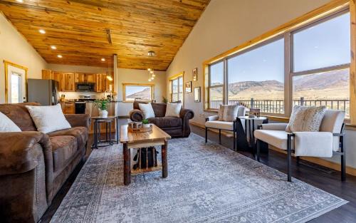 Wapiti House | Dog-Friendly Cabin with Panoramic Mountain Views in Wyoming
