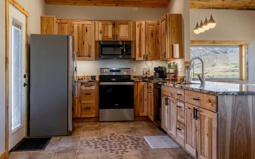 Wapiti House | Dog-Friendly Cabin with Panoramic Mountain Views in Wyoming