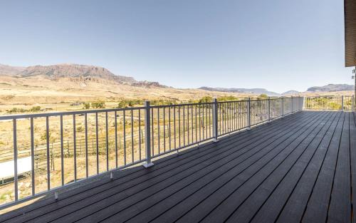 Wapiti House | Dog-Friendly Cabin with Panoramic Mountain Views in Wyoming