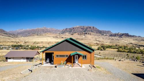 Wapiti House | Dog-Friendly Cabin with Panoramic Mountain Views in Wyoming