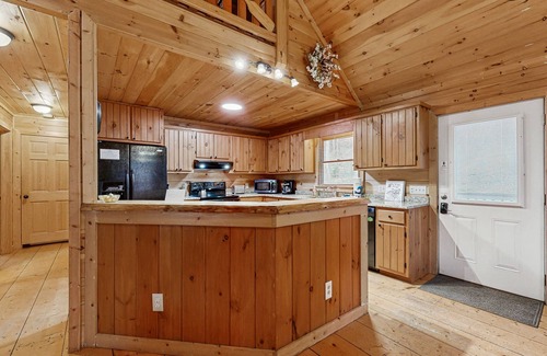 Sylva Cabin | Dog-friendly cabin with riverfront access - great for fishing