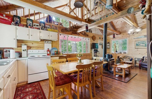 Cascade Cabin | Dog-friendly cabin with a great outdoor space in a peaceful location
