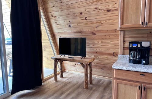 Newport Cabin | Dog-friendly cabin with mountain & water views - balcony, smart TVs, W/D, & AC