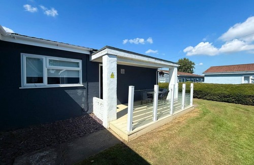 Oulton Broad Ski Chalet | Dog friendly chalet with outdoor seating at Broadland Park and Marina ref 12050B