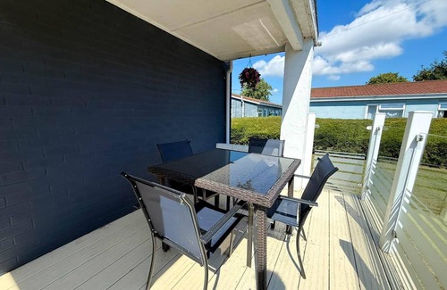 Oulton Broad Ski Chalet | Dog friendly chalet with outdoor seating at Broadland Park and Marina ref 12050B