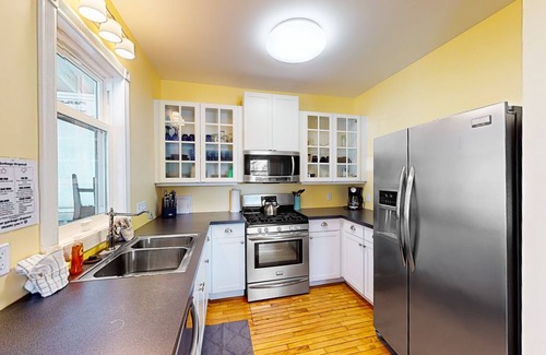 Northport House | Dog-friendly charmer near the beach & marina - firepit, breezeway, W/D, & AC