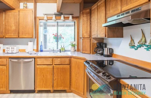 Manzanita House | Dog Friendly, close to beach, family home with bikes and a roaring fireplace!