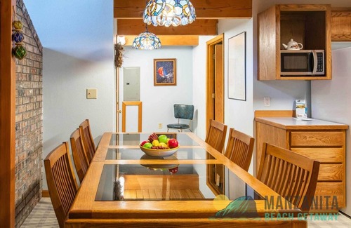 Manzanita House | Dog Friendly, close to beach, family home with bikes and a roaring fireplace!
