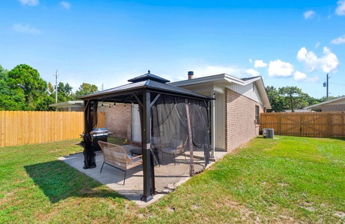 Gulf Breeze House | Dog-friendly coastal home with enclosed yard, firepit, grill, covered patio, AC