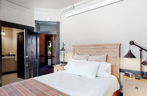Silverton House | Dog-friendly & comfortable suite w/free WiFi & a kitchenette in a great location