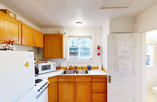 Tolovana Park House | Dog-friendly, comfy cabin only two blocks from the beach