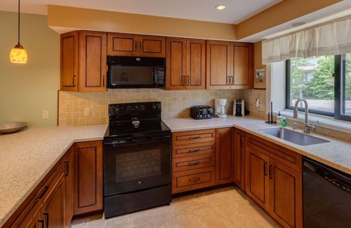 Lincoln House | Dog Friendly Condo at Clearbrook
