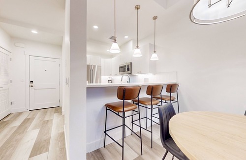 Cle Elum Condo | Dog-friendly condo with resort amenities, fireplace, full kitchen, AC, & W/D