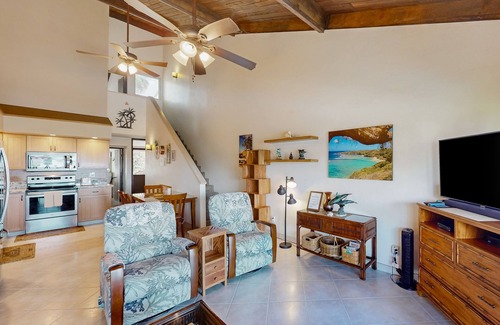 Kihei Condo | Dog-friendly condo with furnished lanai & washer/dryer plus pool & tennis