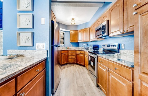 Tucson Apartment | Dog-friendly condo with pool, hot tub, balcony, mountain view, & washer/dryer