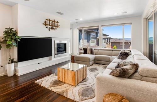Auburn House | Dog-friendly contemporary retreat with mountain views, deck & home office