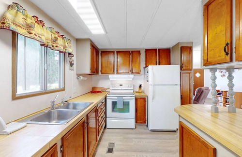 Christina Lake House | Dog-friendly cottage w/full kitchen, deck, & firepit - near playground & beach