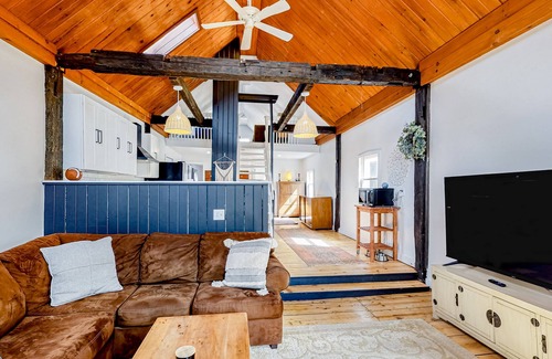 Proctorsville House | Dog-Friendly Cottage with High-Speed WiFi, Firepit, and Washer/Dryer