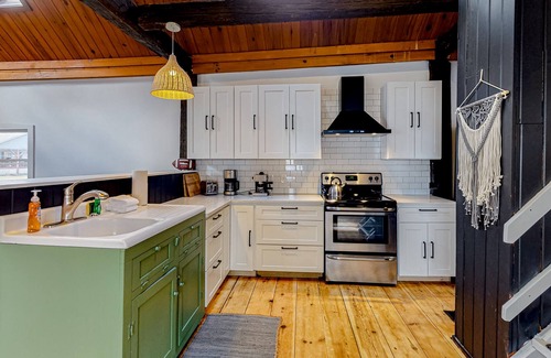 Proctorsville House | Dog-Friendly Cottage with High-Speed WiFi, Firepit, and Washer/Dryer