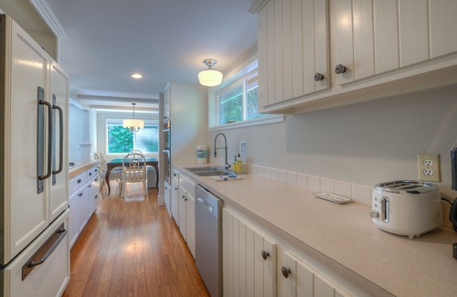 Eastsound Cottage | Dog-Friendly Cottage with hot tub, kayaks, e-bike