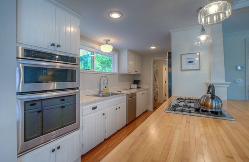 Eastsound Cottage | Dog-Friendly Cottage with hot tub, kayaks, e-bike