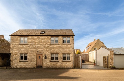 Woodstock Cottage | Dog friendly cottage with hot tub - King's Cottage