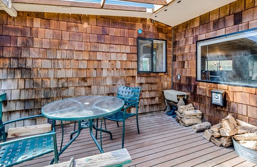 Freeland House | Dog-friendly cottage with free WiFi, wood stove, & a full kitchen