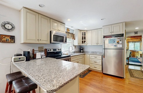 The Bluffs House | Dog-Friendly Cottage w/Free WiFi, Kayak, Firepit, and Wood Stove