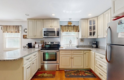 The Bluffs House | Dog-Friendly Cottage w/Free WiFi, Kayak, Firepit, and Wood Stove