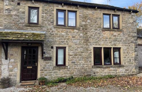 Skipton House | Dog Friendly Cottage with 3 double bedrooms