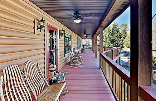 Hendersonville House | Dog-friendly Country Home | Huge Wraparound Porch | Near Hendersonville