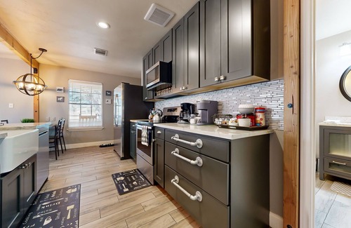 Wimberley Cottage | Dog-friendly country cottage with scenic hill views, wrap-around porch, and W/D