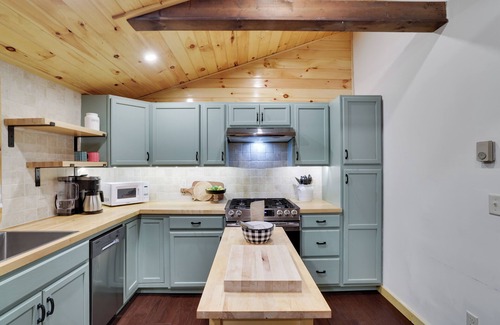 Pocono Lake Cabin | Dog-Friendly Cozy Cabin. Golf Cart for rent. Fireplace, Kayaks & Game Room.