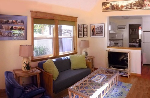 Villas Apartment | Dog Friendly, Cozy Cottage, 1st Floor Apt for 2; A Fine Art and Garden Retreat!