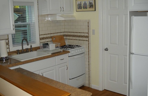 Villas Apartment | Dog Friendly, Cozy Cottage, 1st Floor Apt for 2; A Fine Art and Garden Retreat!